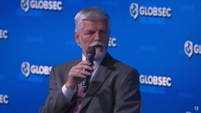Prezident Pavel chce Rusko dostat na pokraj ekonomického kolapsu