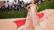 Met Gala se někdy přezdívá "Oskaři východního pobřeží" nebo "párty roku". Letos na ni dorazila třeba těhotná herečka Blake Lively (na snímku).