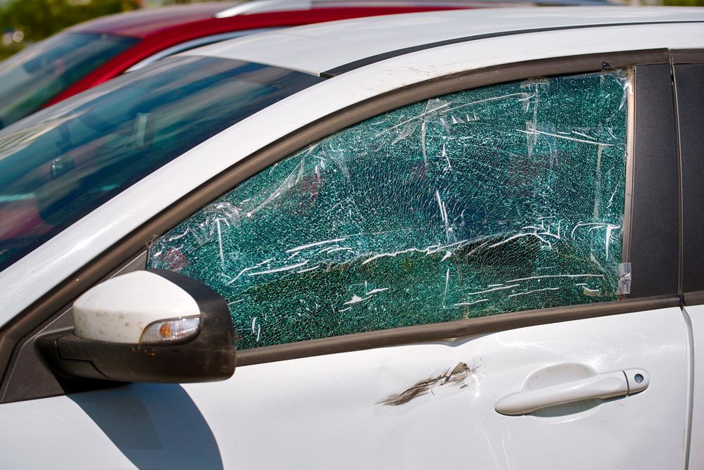 Auto, nehoda, rozbité okno, zloděj