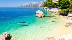 Pláž Brela na Makarské riviéře v Chorvatsku