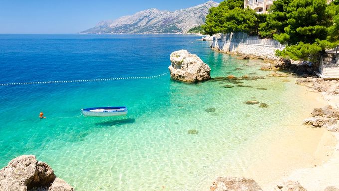 Pláž Brela na Makarské riviéře v Chorvatsku patří mezi oblíbené místo, kde tráví dovolené mnoho Čechů.