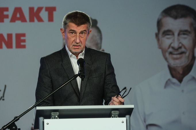 Andrej Babiš – vyjádření zástupcům médií. Záběr z volebního štábu ANO v Praze. 6. 10. 2018.