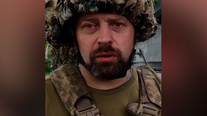 "Pracoval jsem jako barista. Dělal jsem kávu. Teď jsem střelec tanku," uvádí ukrajinský bojovník Oleksandr.
