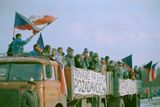 Fotka z manifestace na Letenské pláni koncem listopadu 1989. Podobně vyzdobená osobní i nákladní auta mimo jiné s požadavky na demisi komunistické vlády nebyla tehdy ničím výjimečným.