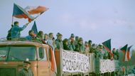 Fotka z manifestace na Letenské pláni koncem listopadu 1989. Podobně vyzdobená osobní i nákladní auta mimo jiné s požadavky na demisi komunistické vlády nebyla tehdy ničím výjimečným.