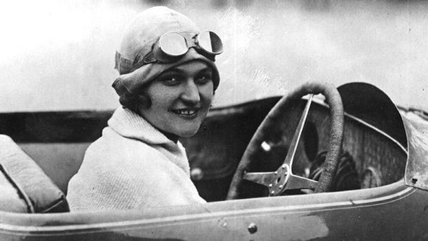 Nejslavnější česká závodnice si autoškolu dělala potají. Elišce Junkové by bylo 125