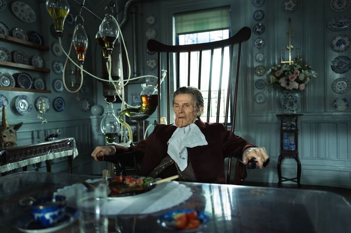 Willem Dafoe jako doktor Godwin Baxter.