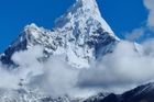 6812 metrů vysoká hora, kterou Nepálci nazvali "Matka s perlovým náhrdelníkem", je i kvůli svému ikonickému tvaru oblíbeným cílem horolezců.