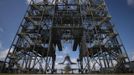 Space shuttle Endeavour, mated atop NASA's Shuttle Carrier Aircraft, is moved back into the Shuttle Mate-Demate Device at the Kennedy Space Center Shuttle Landing Facility in Cape Canaveral, Florida in this NASA handout image dated September 18, 2012. The SCA, a modified 747 jetliner, will fly Endeavour to Los Angeles where it will be placed on public display at the California Science Center. This is the final ferry flight scheduled in the Space Shuttle Program era. REUTERS/NASA/Bill Ingalls/Handout (UNITED STATES - Tags: SCIENCE TECHNOLOGY) FOR EDITORIAL USE ONLY. NOT FOR SALE FOR MARKETING OR ADVERTISING CAMPAIGNS. THIS IMAGE HAS BEEN SUPPLIED BY A THIRD PARTY. IT IS DISTRIBUTED, EXACTLY AS RECEIVED BY REUTERS, AS A SERVICE TO CLIENTS Published: Zář. 18, 2012, 10:45 odp.