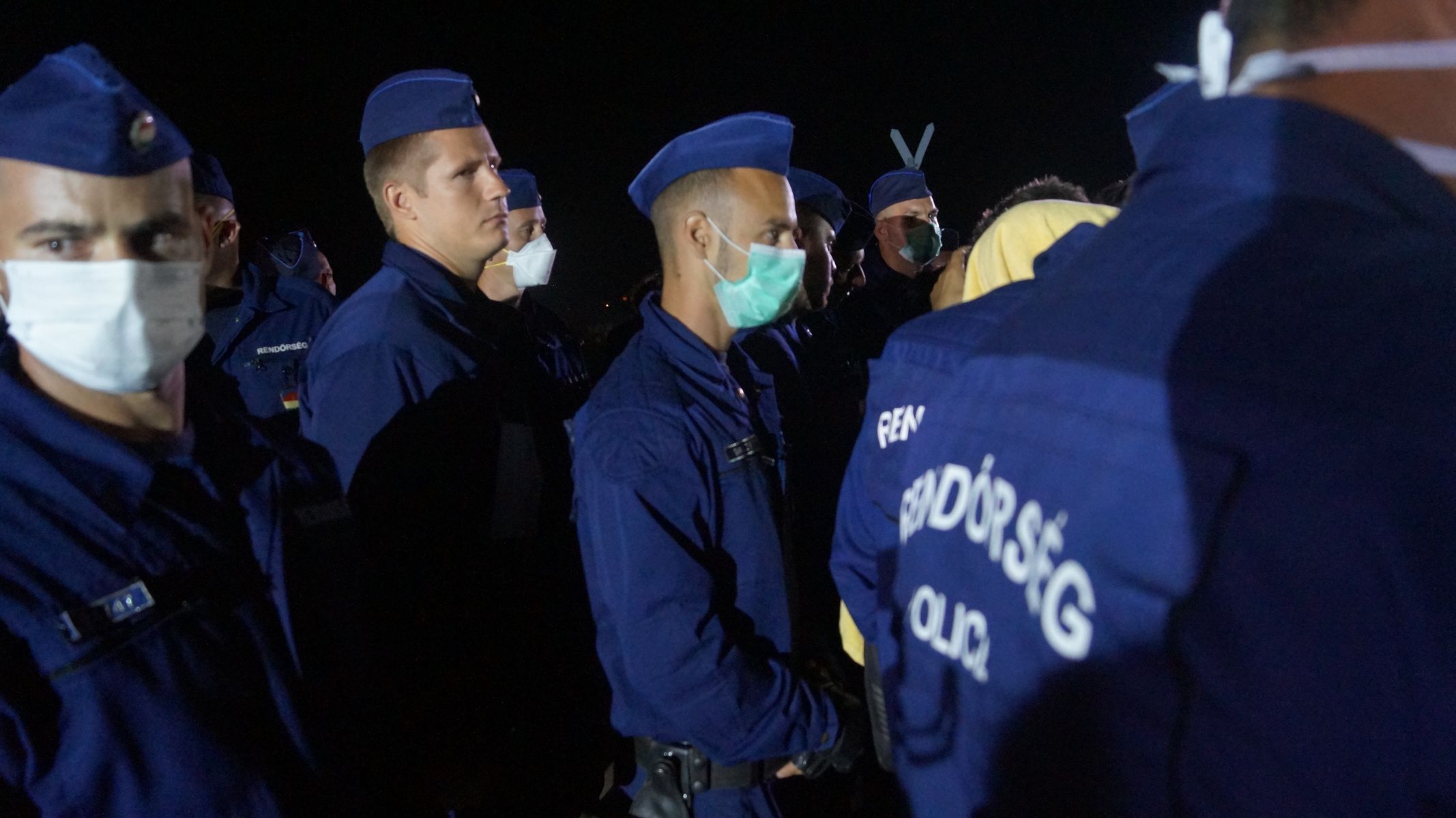 Rouška patří k běžnému vybavení maďarských policistů.