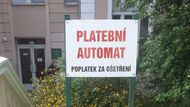 Automat na zdravotnické poplatky zmizel a nahradil ho koš. Nápis však zůstal, což může některé pacienty mást.