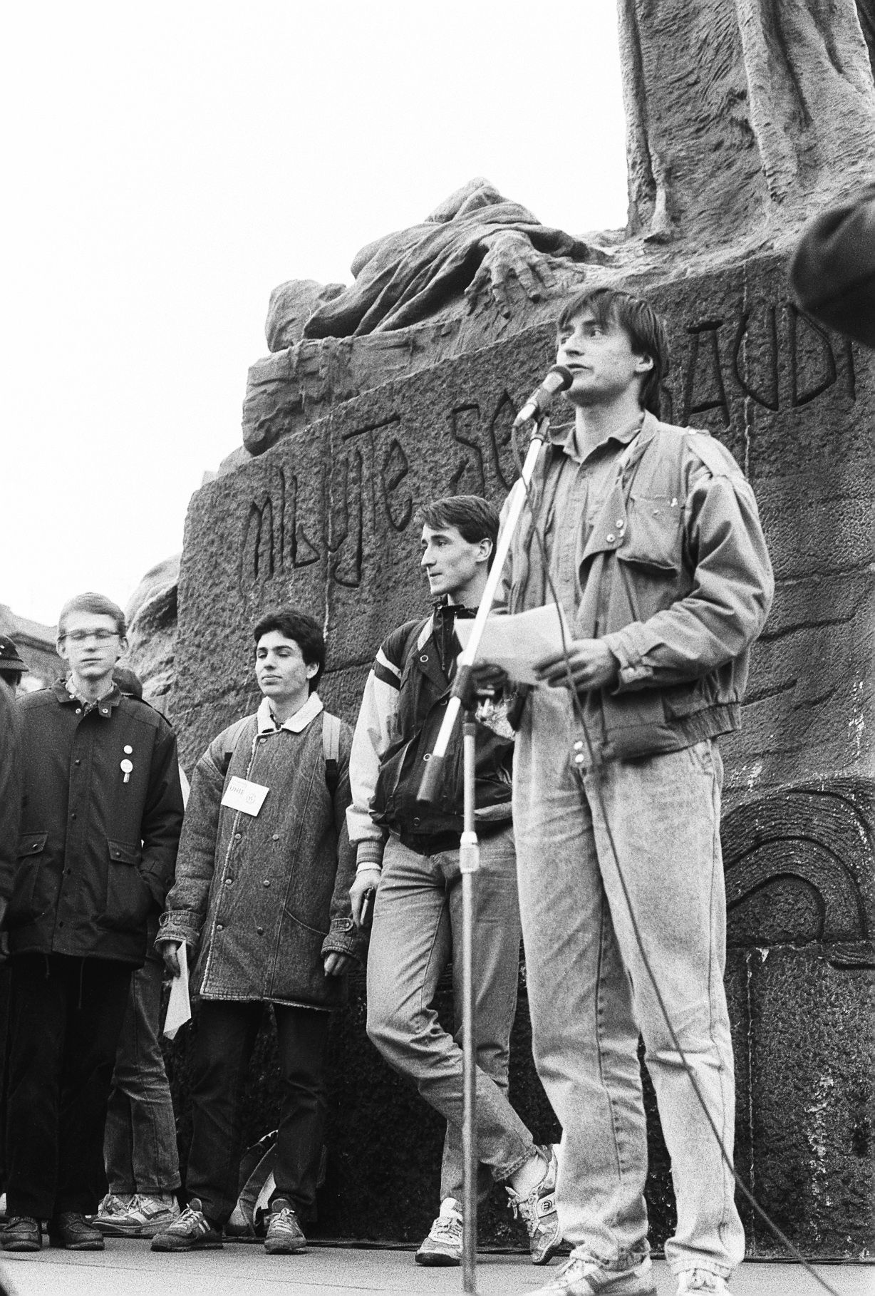 Jednorázové užití / Fotogalerie / Unikátní fotografie ze zákulisí Václava Havla z období Sametové revoluce