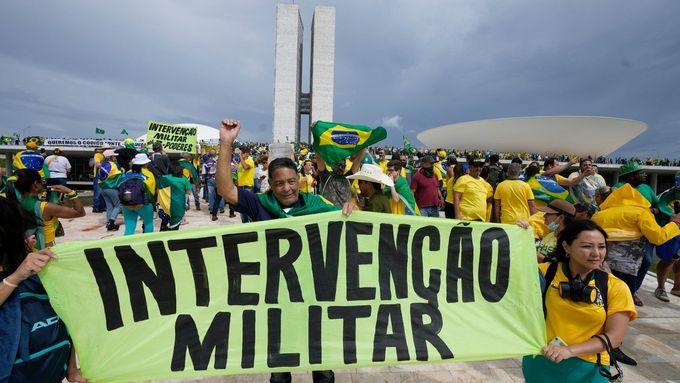 Armádo, zapoj se! Útok příznivců bývalého brazilského prezidenta Jaira Bolsonara na budovy parlamentu, nejvyššího soudu a prezidentského paláce.