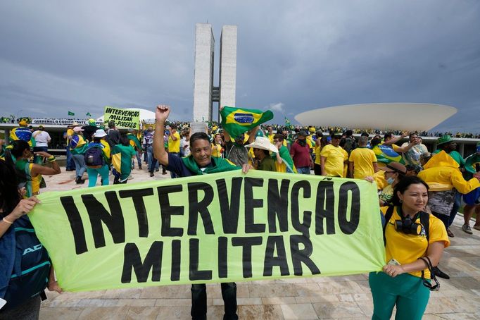 Armádo, zapoj se! Útok příznivců bývalého brazilského prezidenta Jaira Bolsonara na budovy parlamentu, nejvyššího soudu a prezidentského paláce.