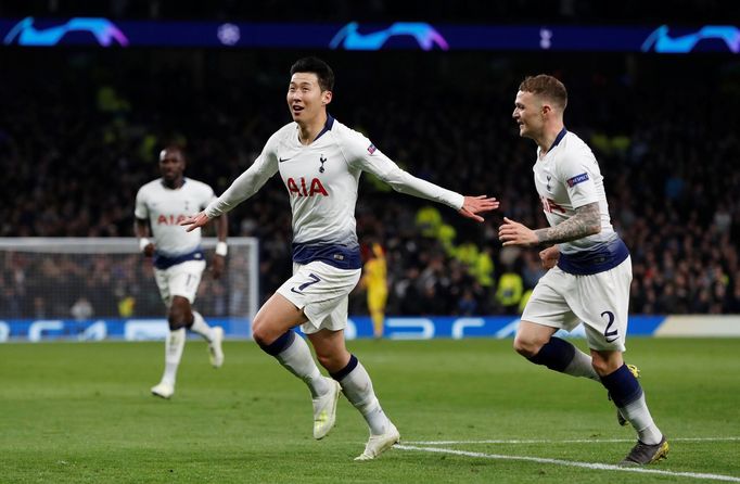 Son Heung-min slaví gól Tottenhamu.