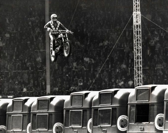 Kaskadér Evel Knievel havaroval, když chtěl na motorce přeskočit 13 za sebou postavených autobusů na stadionu Webley v roce 1975.