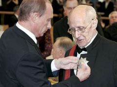 Přesně před měsícem dostal Rostropovič ke svým osmdesátinám vyznamenání od prezidenta Vladimira Putina.
