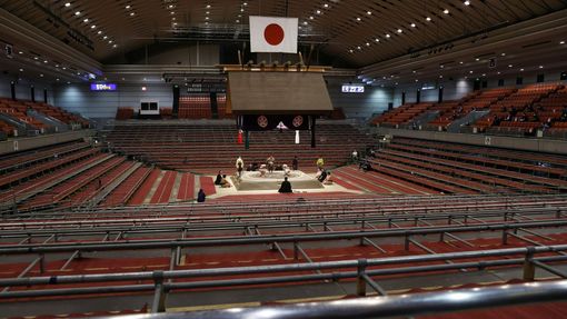 V japonské Osace začal patnáctidenní turnaj sumo bez diváků.