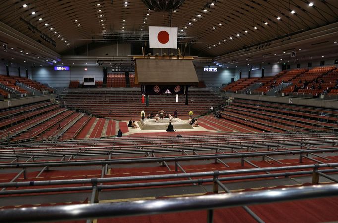 V japonské Osace začal patnáctidenní turnaj sumo bez diváků.