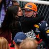 Max Verstappen s přítelkyní Kelly Piquetovou slaví vítězství ve VC Monaka formule 1 2021