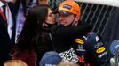 Max Verstappen s přítelkyní Kelly Piquetovou slaví vítězství ve VC Monaka formule 1 2021