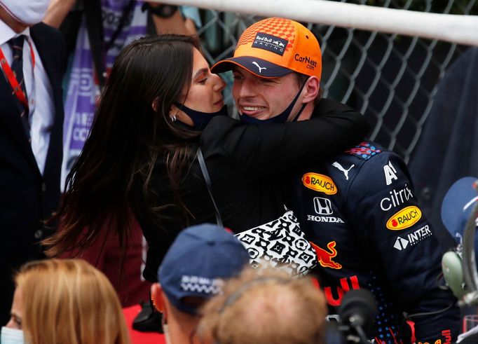 Max Verstappen s přítelkyní Kelly Piquetovou slaví vítězství ve VC Monaka formule 1 2021