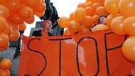 Na Václavské náměstí přinesli účastníci nápisy "STOP GUANTÁNAMO" a také 430 balónků symbolizujících každého z vězňů, kteří jsou v současnosti drženi ve věznici Guantánamo na Kubě kvůli podezření z terorismu.