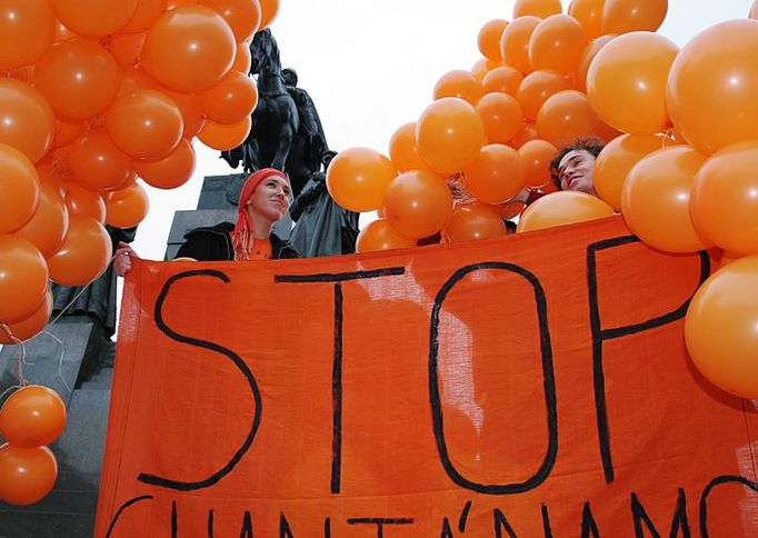 Na Václavské náměstí přinesli účastníci nápisy "STOP GUANTÁNAMO" a také 430 balónků symbolizujících každého z vězňů, kteří jsou v současnosti drženi ve věznici Guantánamo na Kubě kvůli podezření z terorismu.