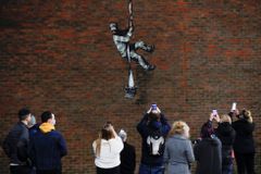 Banksy se zapojil do záchrany věznice v Anglii, nakreslil prchajícího Oscara Wildea