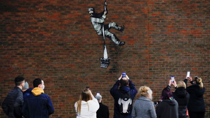 Banksyho vězeň: Oscara Wilda s psacím strojem slézá po laně z prostěradel