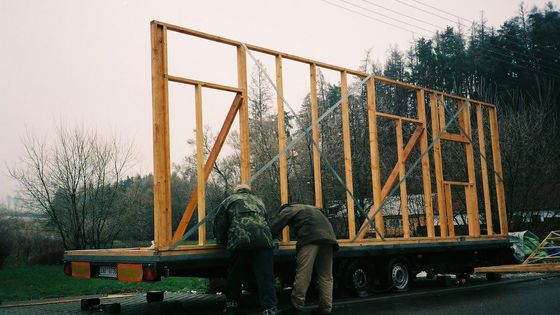 Pár staví u Brna tiny house. Spokojíme se s málem, může to ale skončit fiaskem, tvrdí