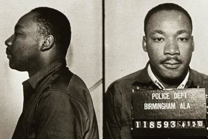 Martin Luther King na policejním snímku po svém zatčení za protesty proti zacházení s afroameričany v Birminghamu. Duben 1963