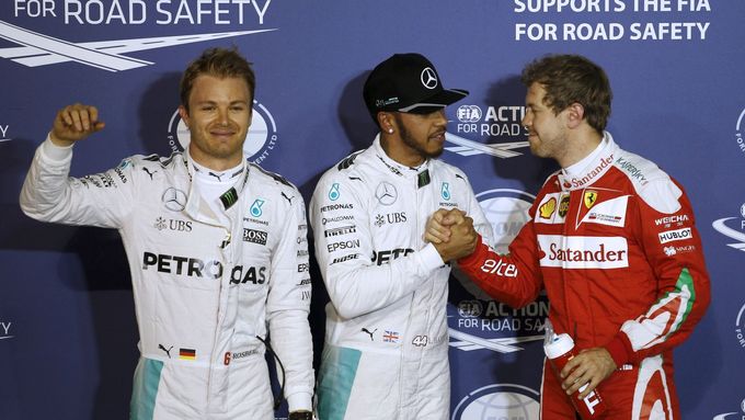 Nico Rosberg, Lewis Hamilton a Sebastian Vettel po kvalifikaci v Bahrajnu.