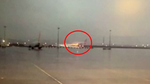 Pilot se marně snažil ubrzdit neovladatelný letoun. Havárii v Turecku natočily kamery