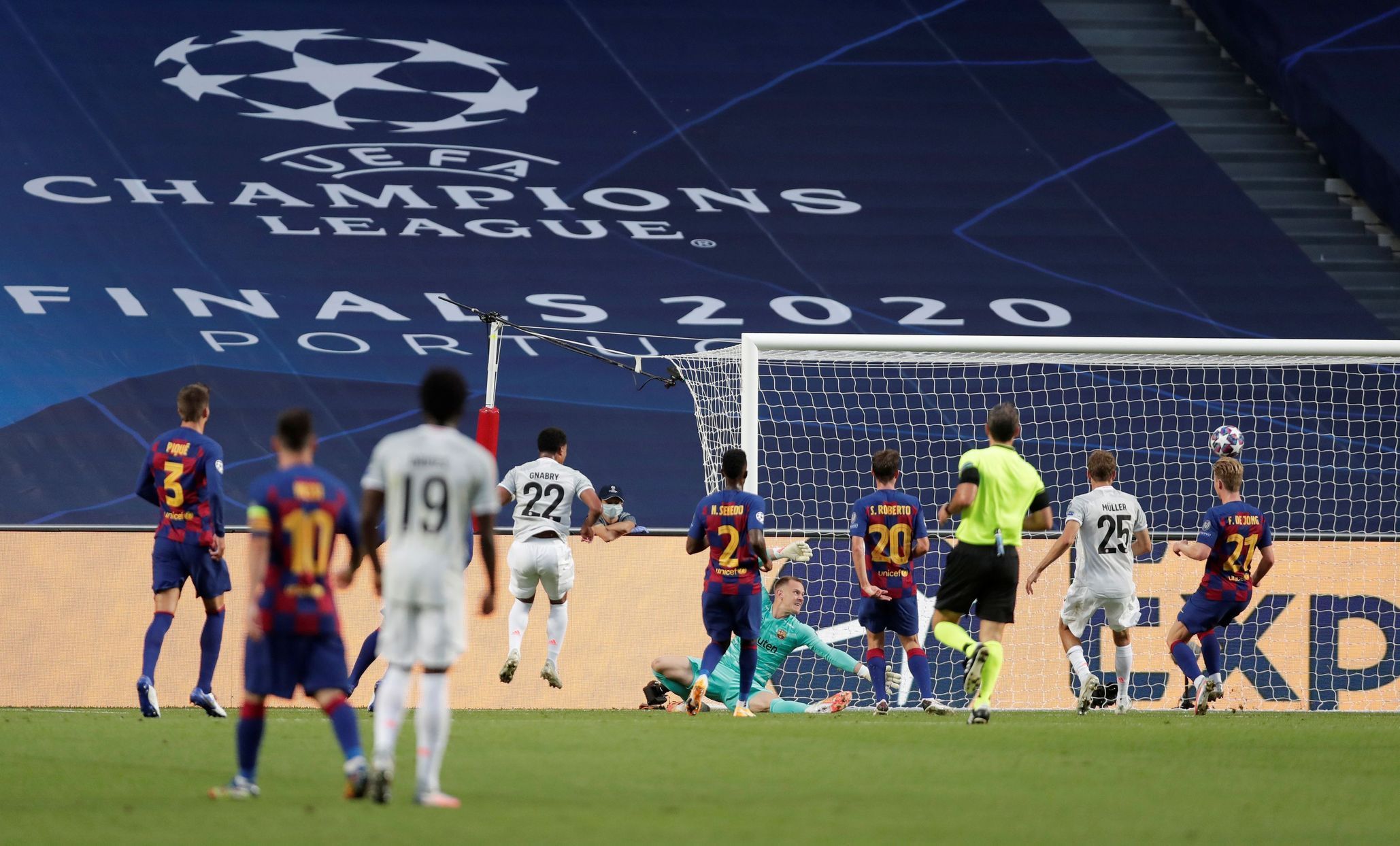 Ivan Perišič dává gól ve čtvrtfinále LM Barcelona - Bayern