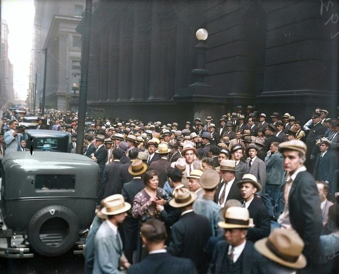 Dav lidí čeká na Clark Street v Chicagu na Al Capona během soudního procesu 16. října 1931. Kolorováno