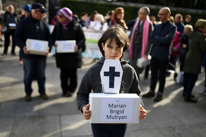 Irsko si připomíná dětské oběti církevních domovů svobodných matek.