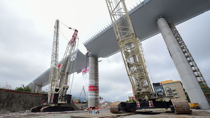 V Janově stojí náhrada zříceného dálničního mostu. Ukazuje jednotu, řekl premiér