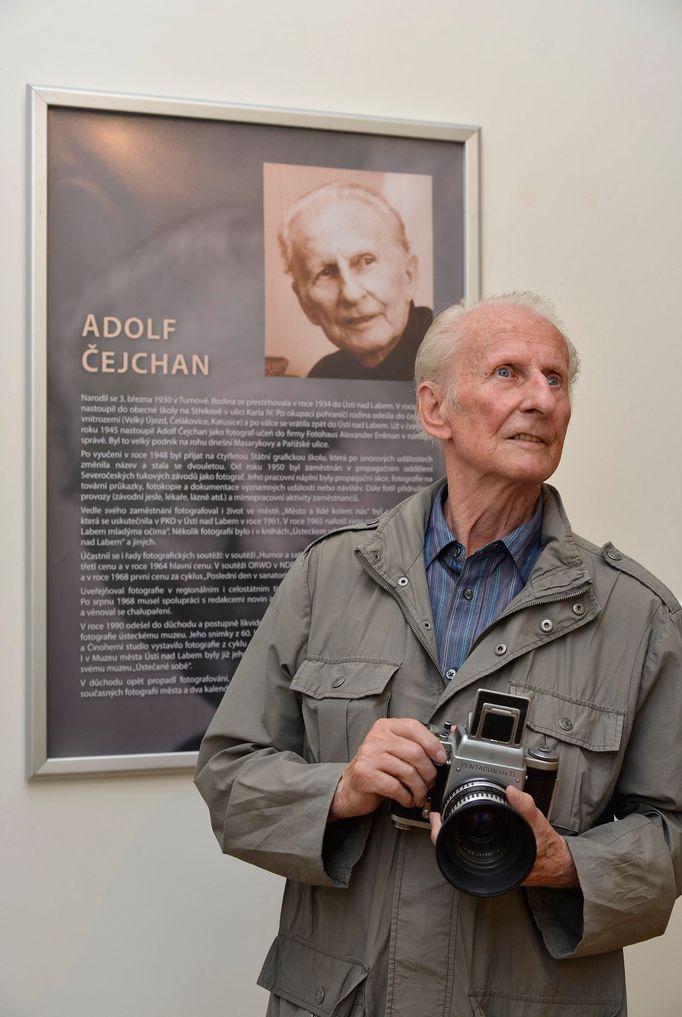 Fotograf Adolf Čejchan na archivním snímku z roku 2015, který byl pořízen u příležitosti výstavy jeho fotografií "Město a lidé kolem nás" v Ústí nad Labem.