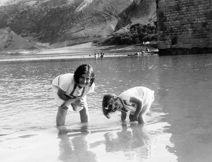 Sestry Renia a Ariana při hře v řece Dněstr, přibližně z roku 1935.