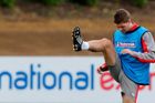 Steven Gerrard provádí jedno ze cvičení při přípravě na duel s Andorrou.