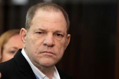 V New Yorku začal soud s Harvey Weinsteinem. Za sexuální násilí mu hrozí až doživotí