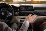Ovládání gesty (BMW 7) – Mnichovská automobilka přišla v nové řadě 7 s množstvím technologických novinek. Jednou z nich je ovládání systému pomocí gest. Pohyby rukou můžete přijmout hovor, přeskočit písničku nebo zesílit zvuk. Gest ale zatím není mnoho, systém je teprve v plenkách.