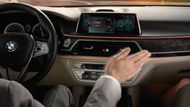 Ovládání gesty (BMW 7) – Mnichovská automobilka přišla v nové řadě 7 s množstvím technologických novinek. Jednou z nich je ovládání systému pomocí gest. Pohyby rukou můžete přijmout hovor, přeskočit písničku nebo zesílit zvuk. Gest ale zatím není mnoho, systém je teprve v plenkách.