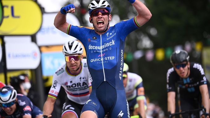 Mark Cavendish slaví vítězství ve čtvrté etapě.