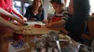 Mercedes Santos (R) and her partner Theresa Volpe help their son Jaidon (2nd R) make cookies at their home in Chicago, Illinois, December 22, 2012. Santos and Volpe are a same-sex couple raising two of their biological children as they struggle to get same-sex marriages passed into law in Illinois. Picture taken December 22, 2012. REUTERS/Jim Young (UNITED STATES - Tags: SOCIETY) Published: Bře. 25, 2013, 6:06 odp.