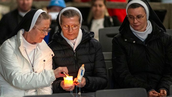 Obrazem: Zesláblý, ale odhodlaný. Papež František poslal vzkaz plný víry a naděje; Zdroj foto: Reuters