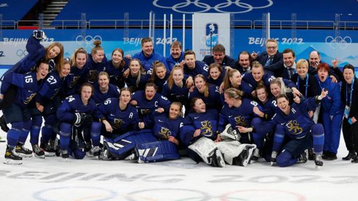 Hokejistky Finska slaví olympijský bronz.