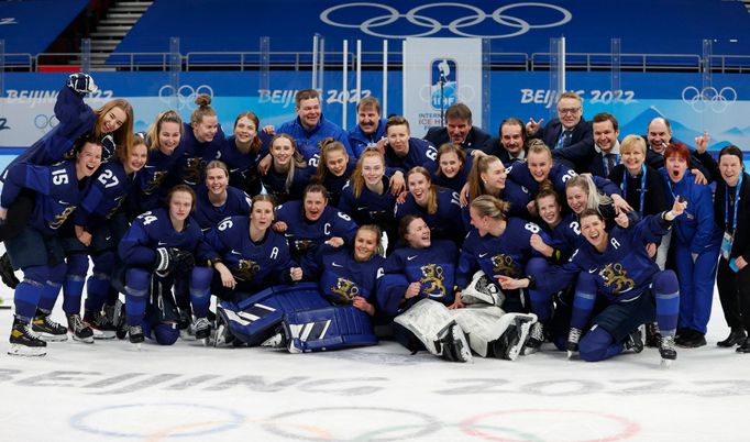 Hokejistky Finska slaví olympijský bronz.