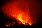 Pobřeží Jadranu v Chorvatsku a Černé Hoře čelí lesním požárům, hašení komplikuje vítr
